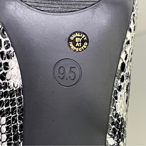 Worthington Lorna Snakeskin Ankle Booties Women 9.5 Pointed Toe Memoryfoam Zipup - Picture 12 of 13